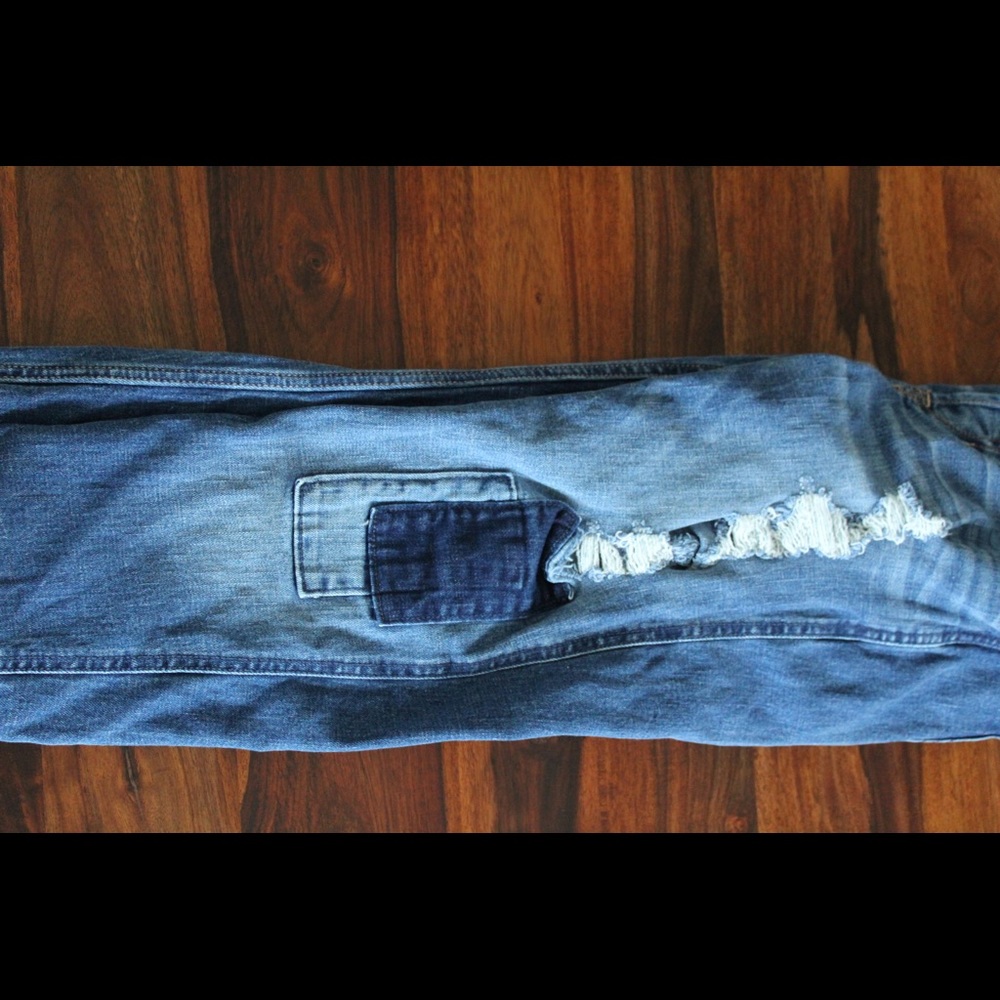Hollister Low Rise Crop Boyfriend Jeans. - Picture 2 of 4
